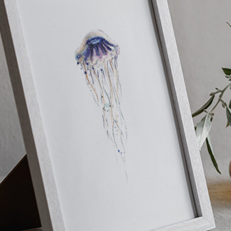 A4-print van een paarse kwal met goudkleurige details