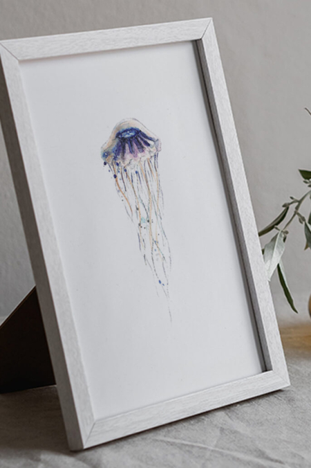 A4-print van een paarse kwal met goudkleurige details