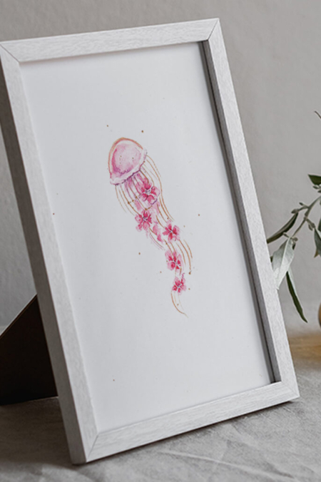 A4-print van een roze kwal met bloemen en goudkleurige details