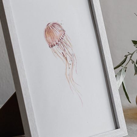 A4-print van een roze kwal met goudkleurige details