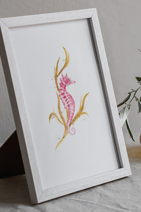 A4-print van een paars zeepaard met goudkleurige details