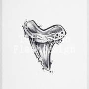 Tattoo ontwerp van een abstracte haaientand in handgemaakte brushstroke stijl