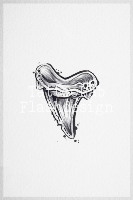 Tattoo ontwerp van een abstracte haaientand in handgemaakte brushstroke stijl