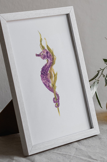 A4-print van een paars zeepaard met goudkleurige details