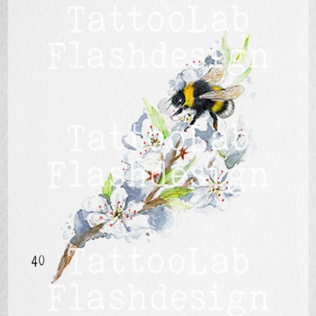 Grote tattoo design van een bij met bloemen in watercolour stijl in kleur
