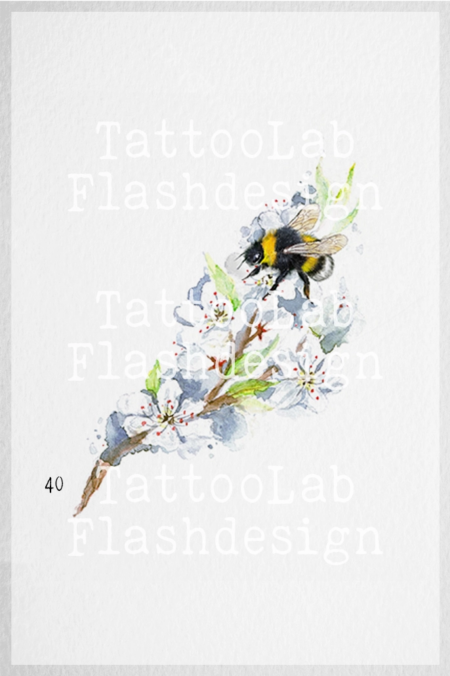 Grote tattoo design van een bij met bloemen in watercolour stijl in kleur